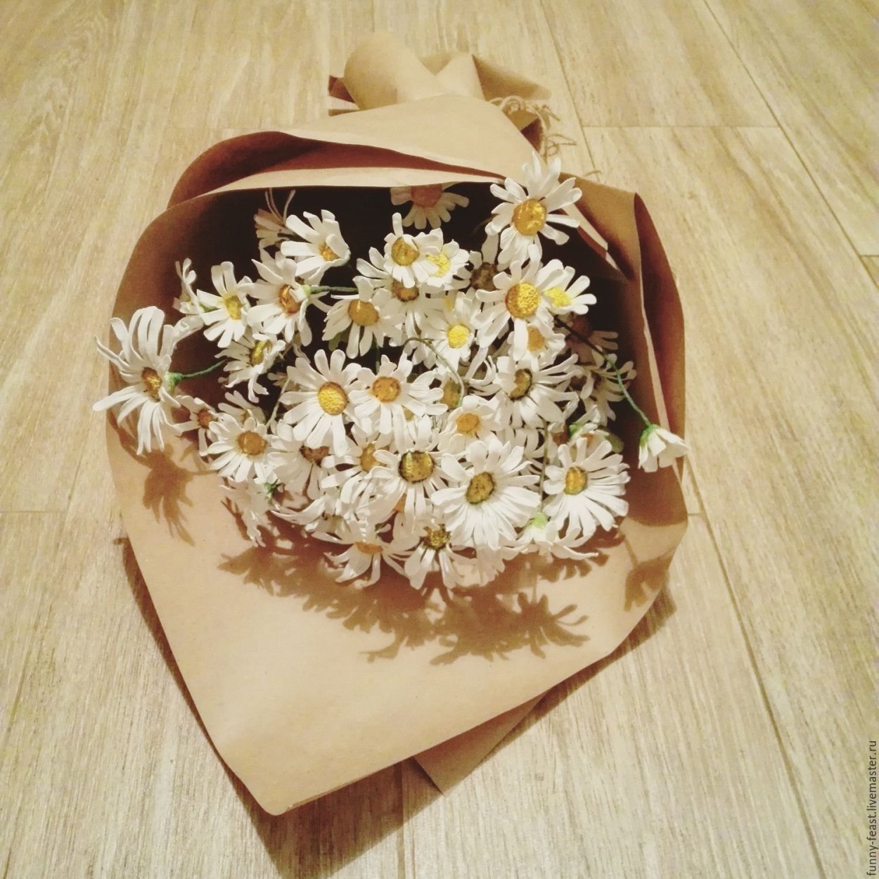 Девушка с огромным букетом ромашек