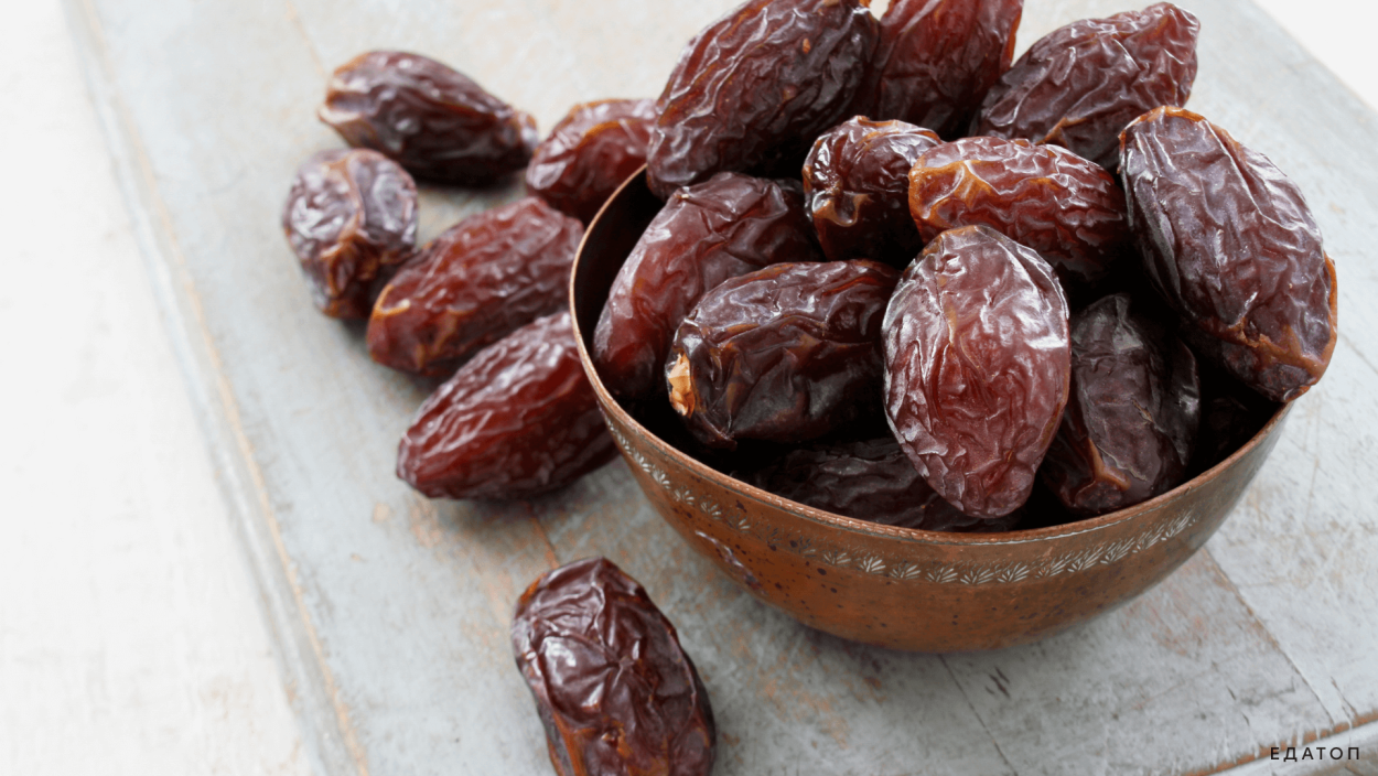 Финики на ветке