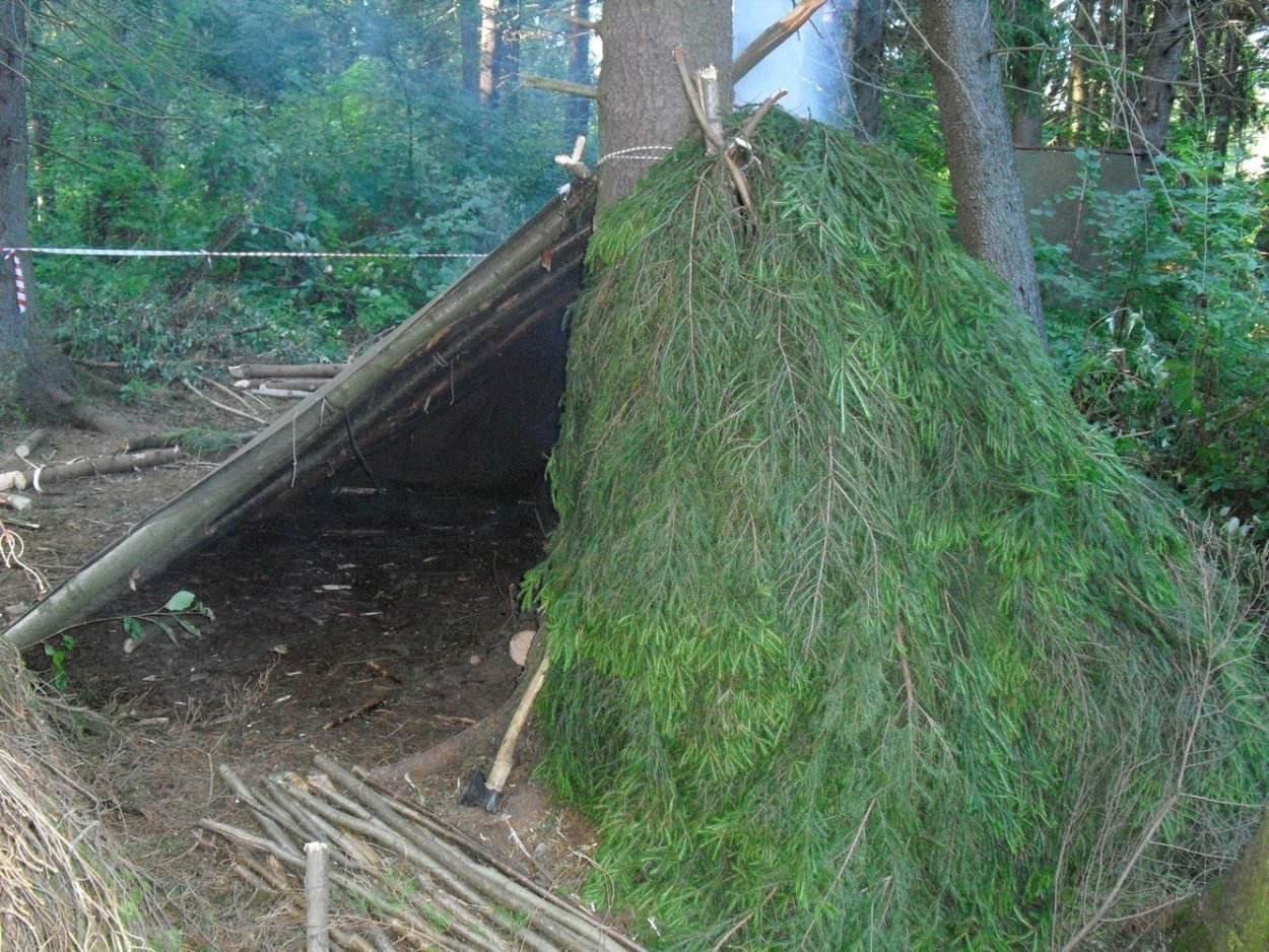 Двускатный шалаш убежище