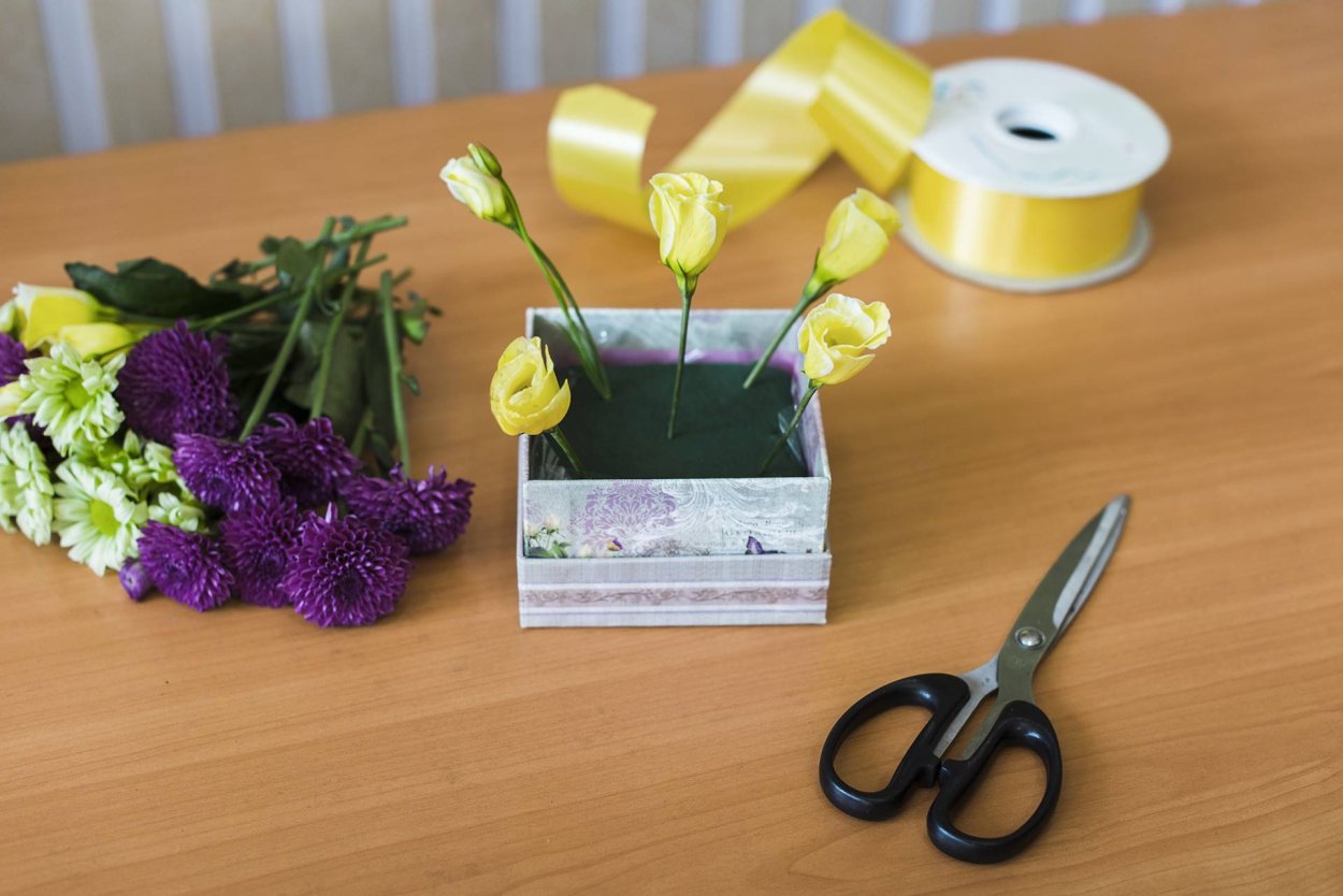 Цветы в флористической губке