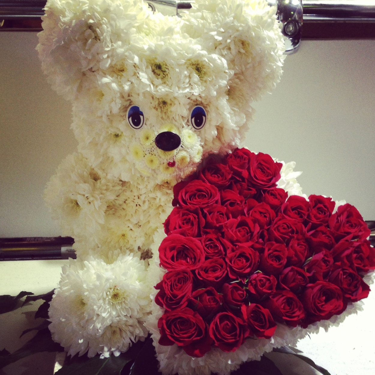 Много букетов в комнате