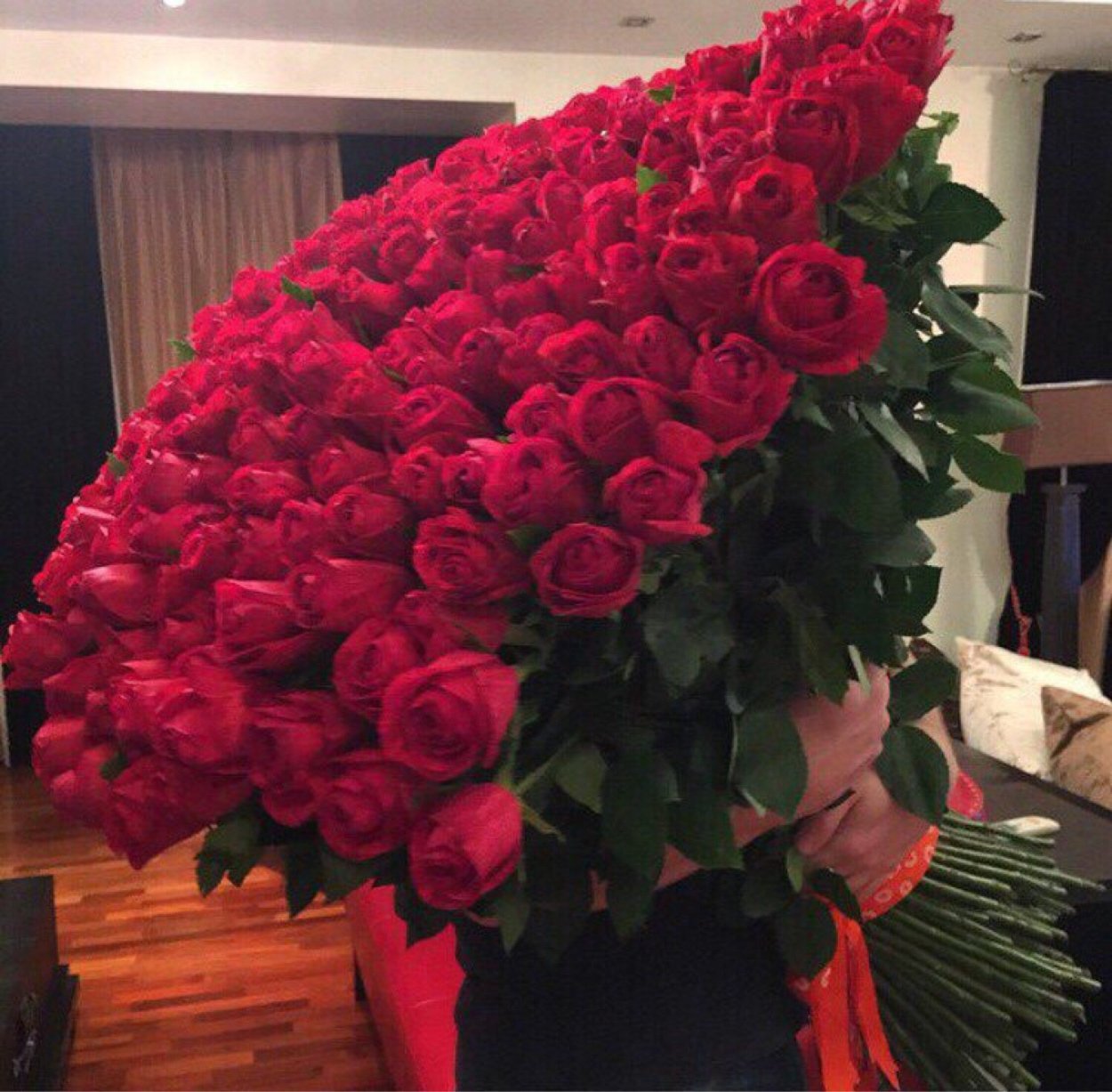 Брюнетка с букетом роз