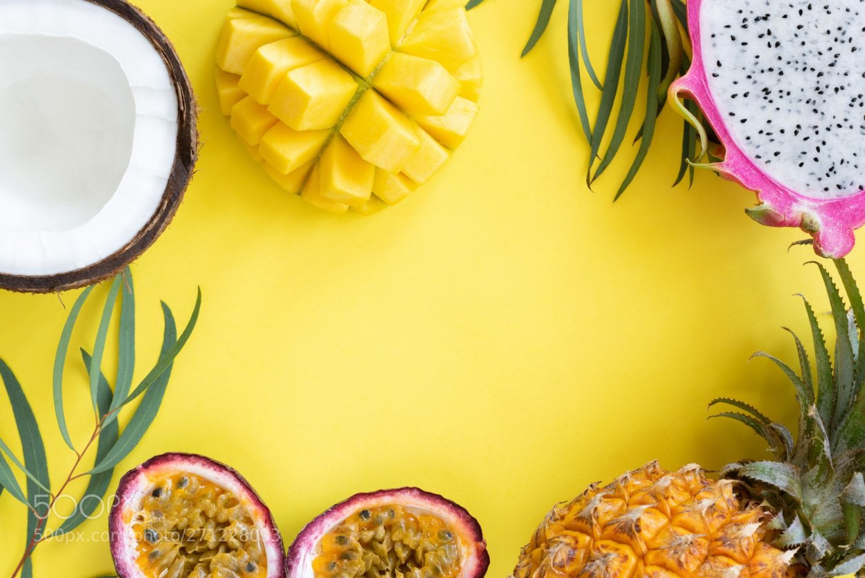 Манго на черном фоне