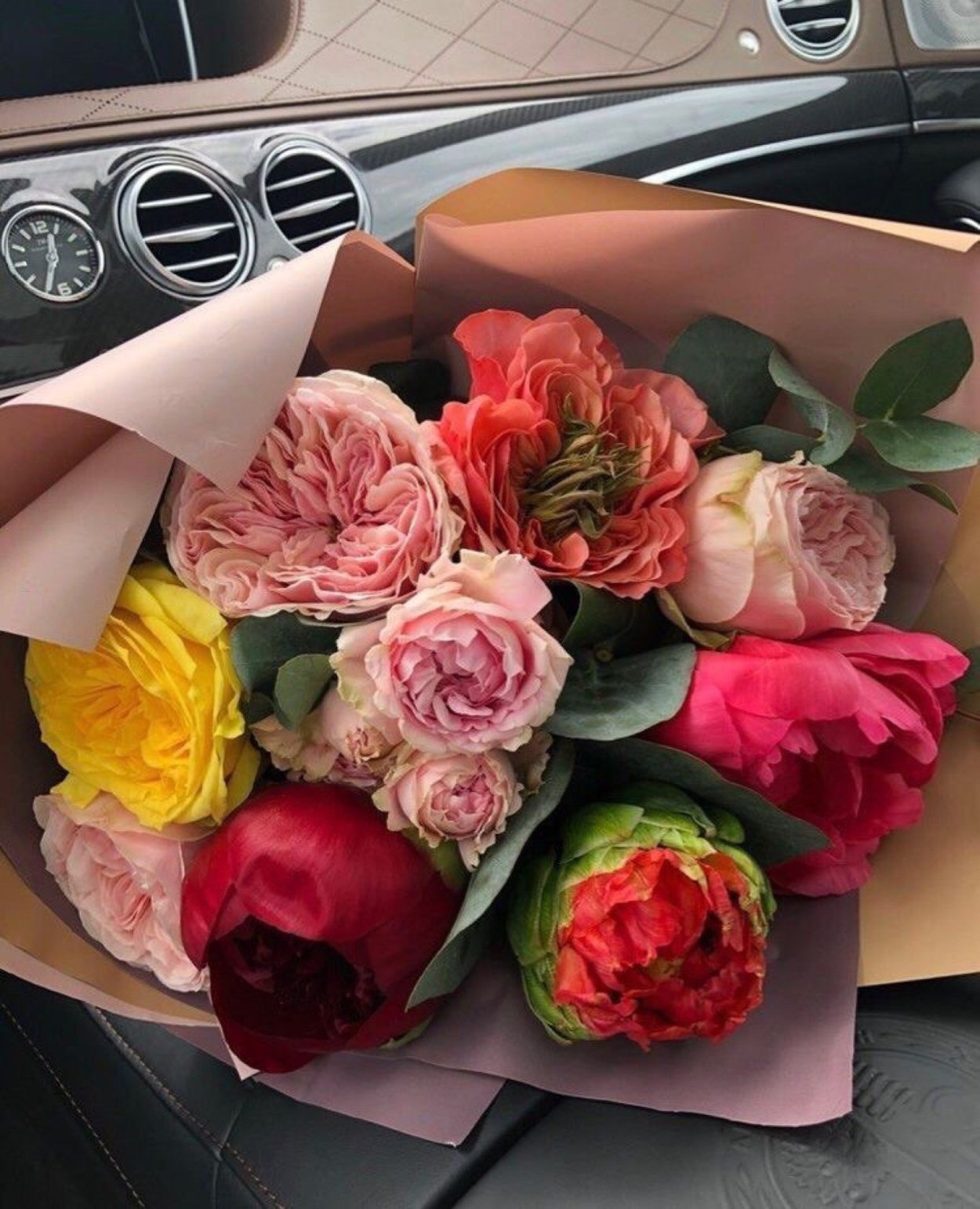 Пионы букет в машине