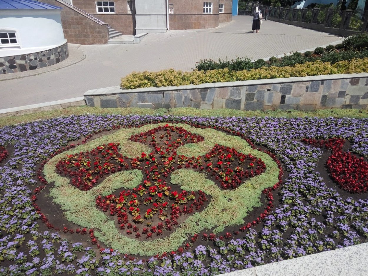 Клумба в монастырях