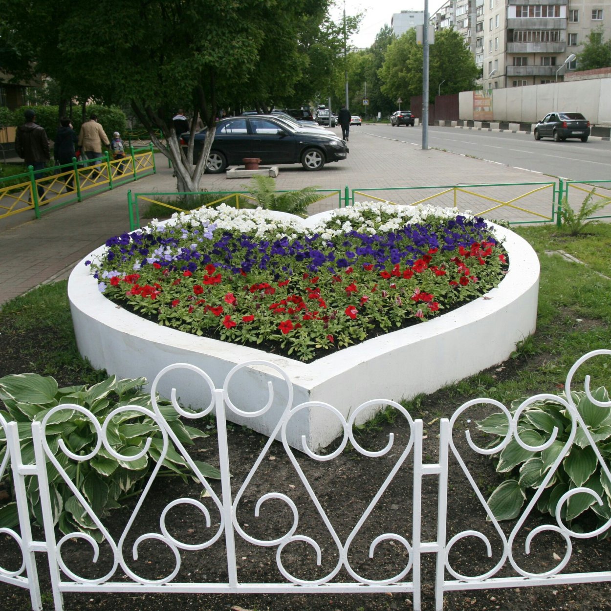 Клумба в форме сердца