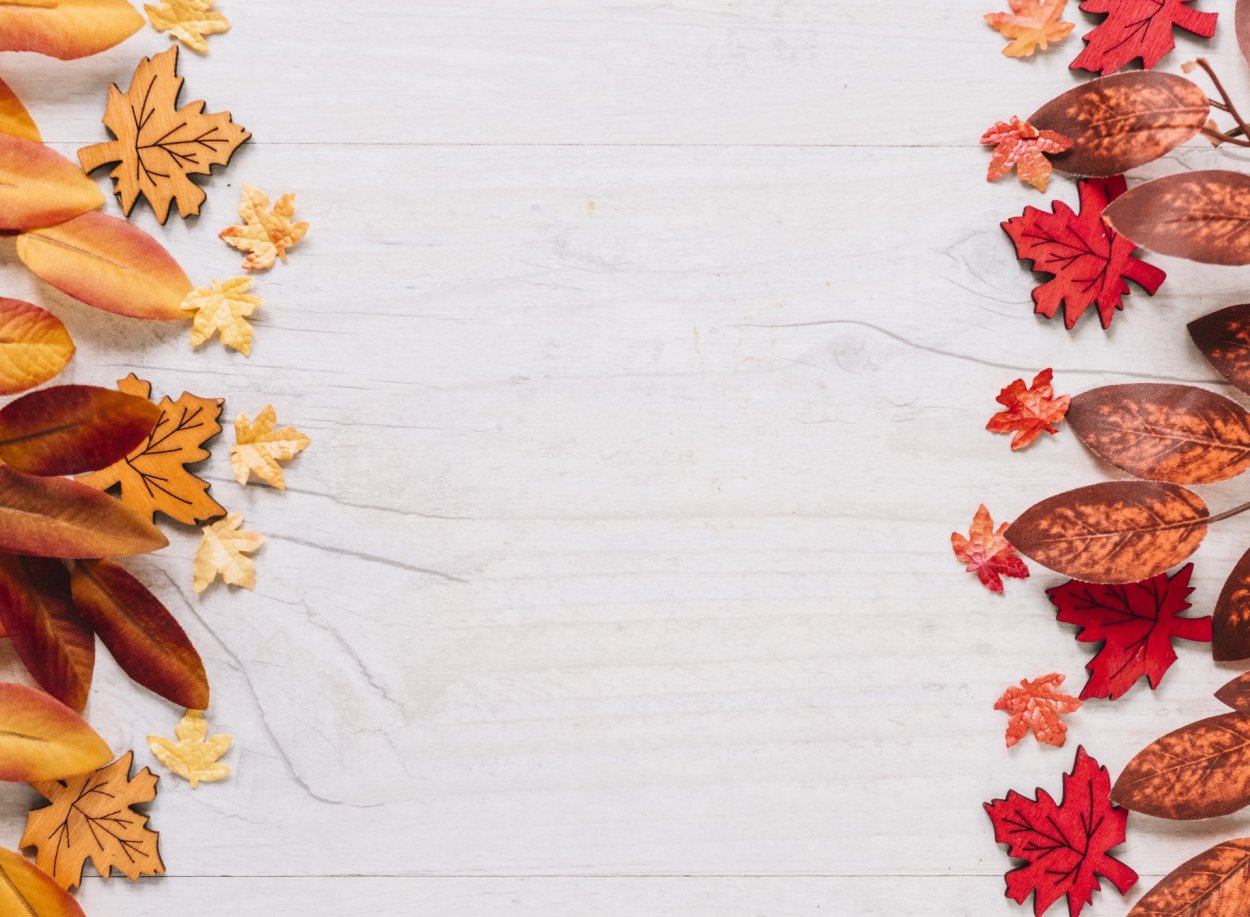 Осенние листья на деревянном фоне