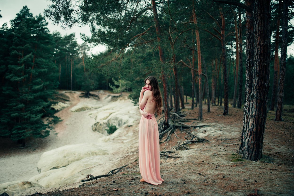 Человек в заснеженном лесу