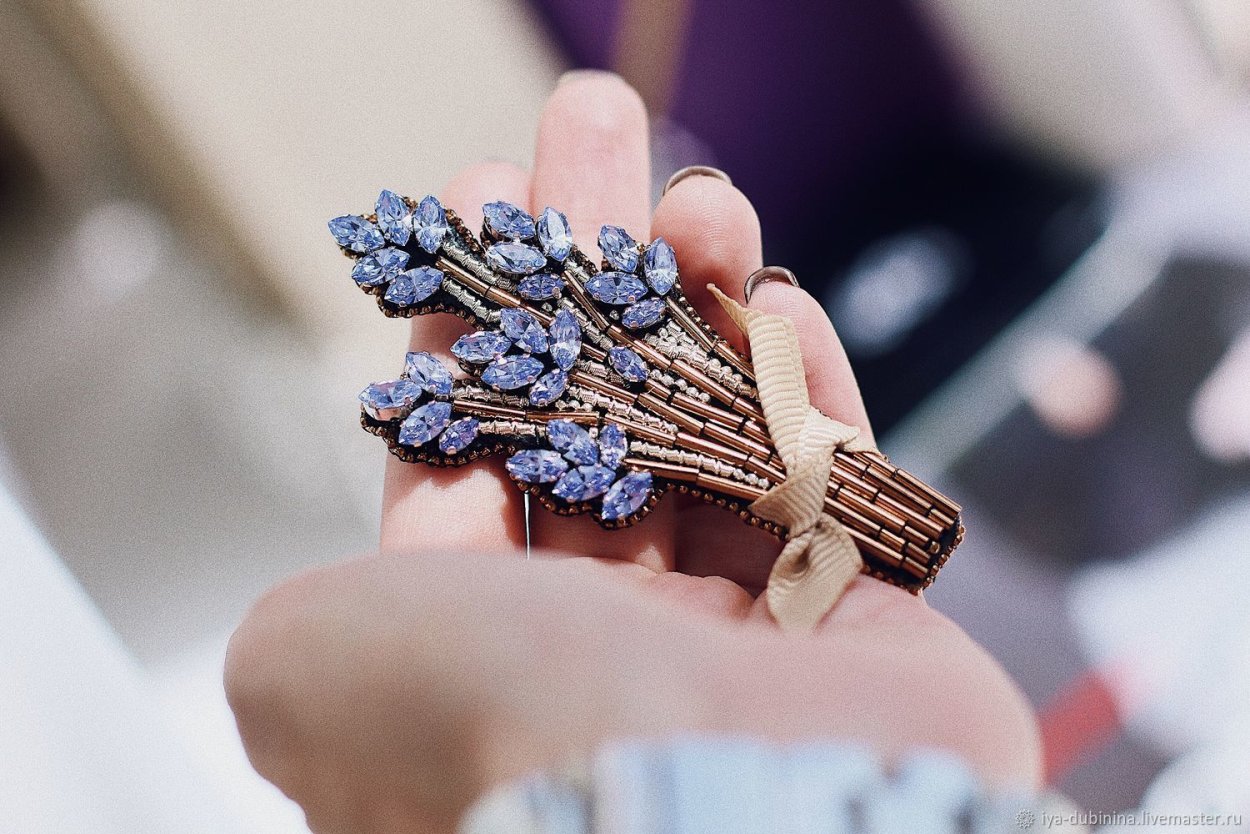 Брошь из бисера