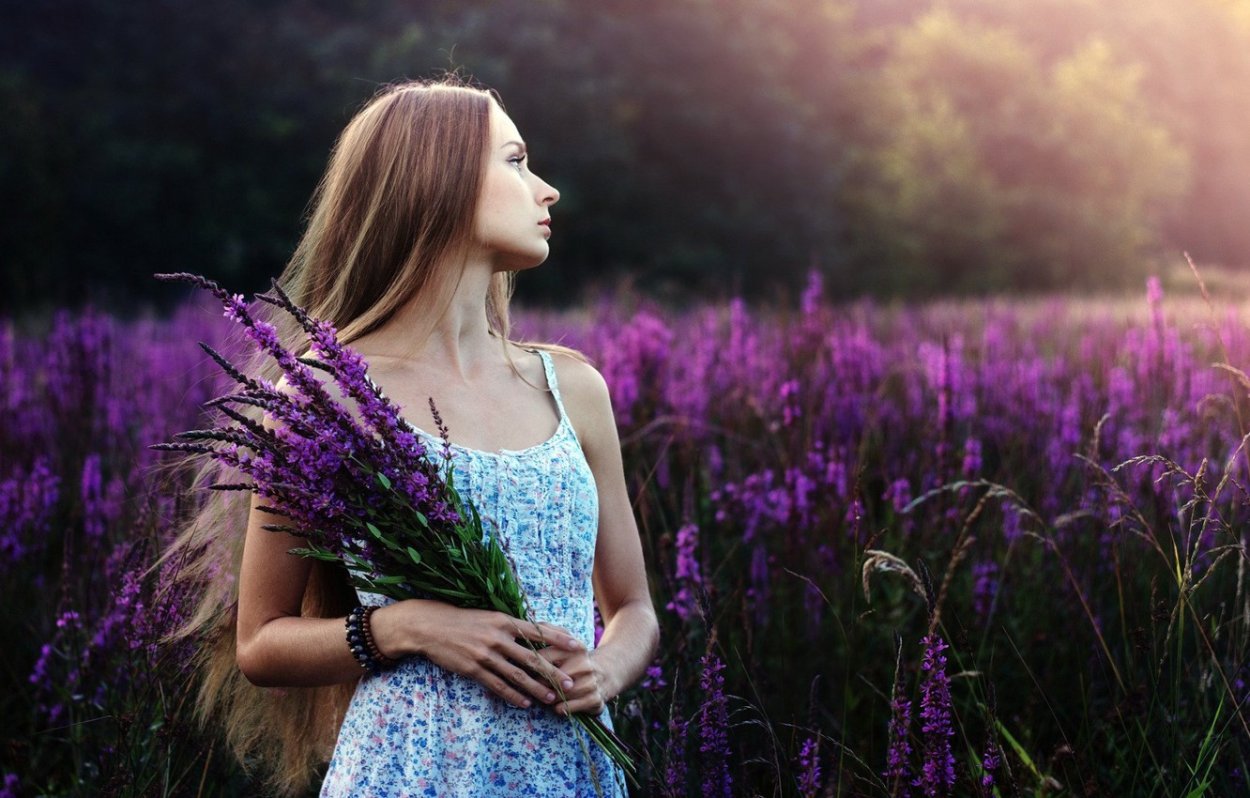 Девушка в лавандовом поле