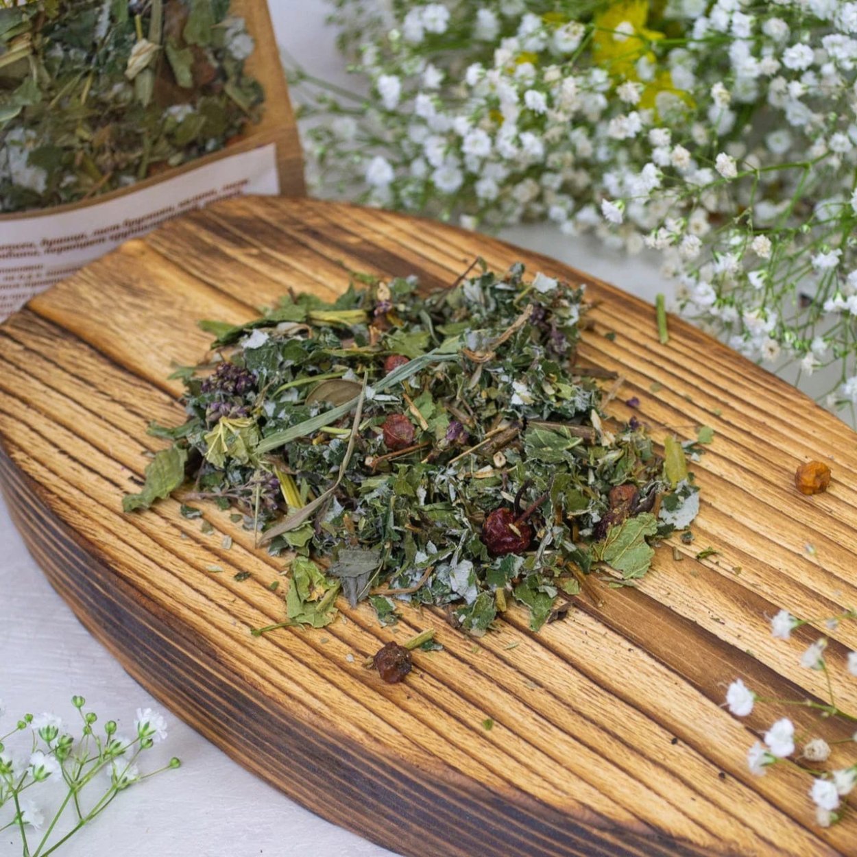 Деревянный стол трава