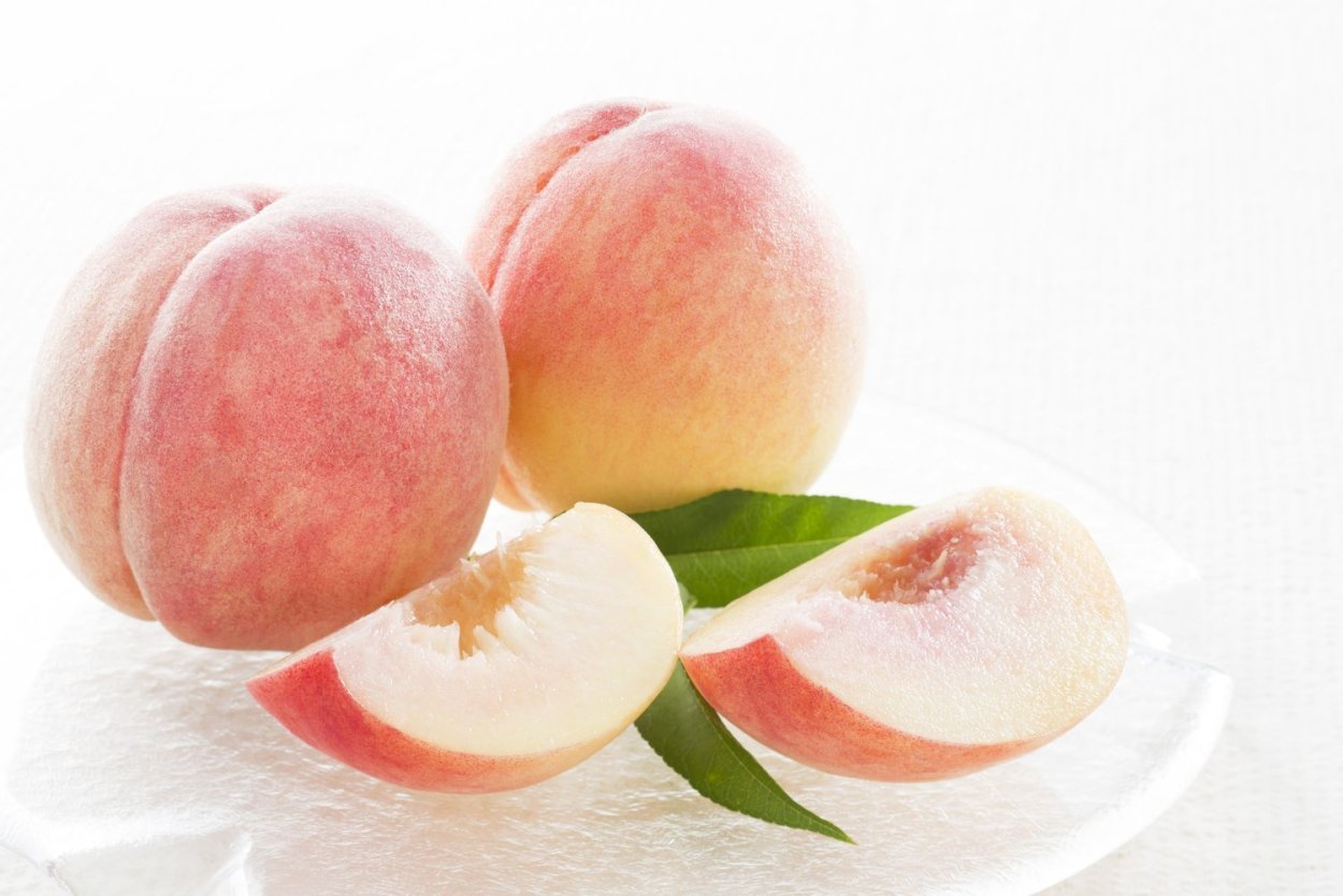 Персики белые