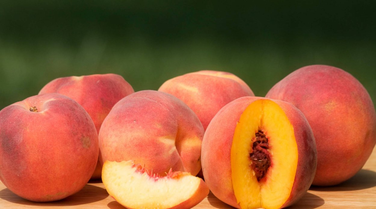 Сладкий сочный персик