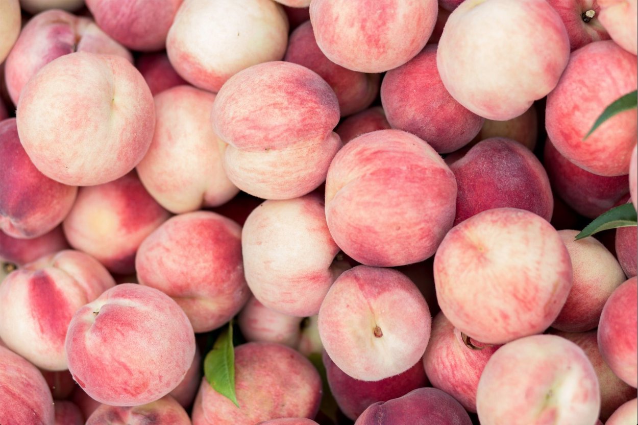 Розовый персик