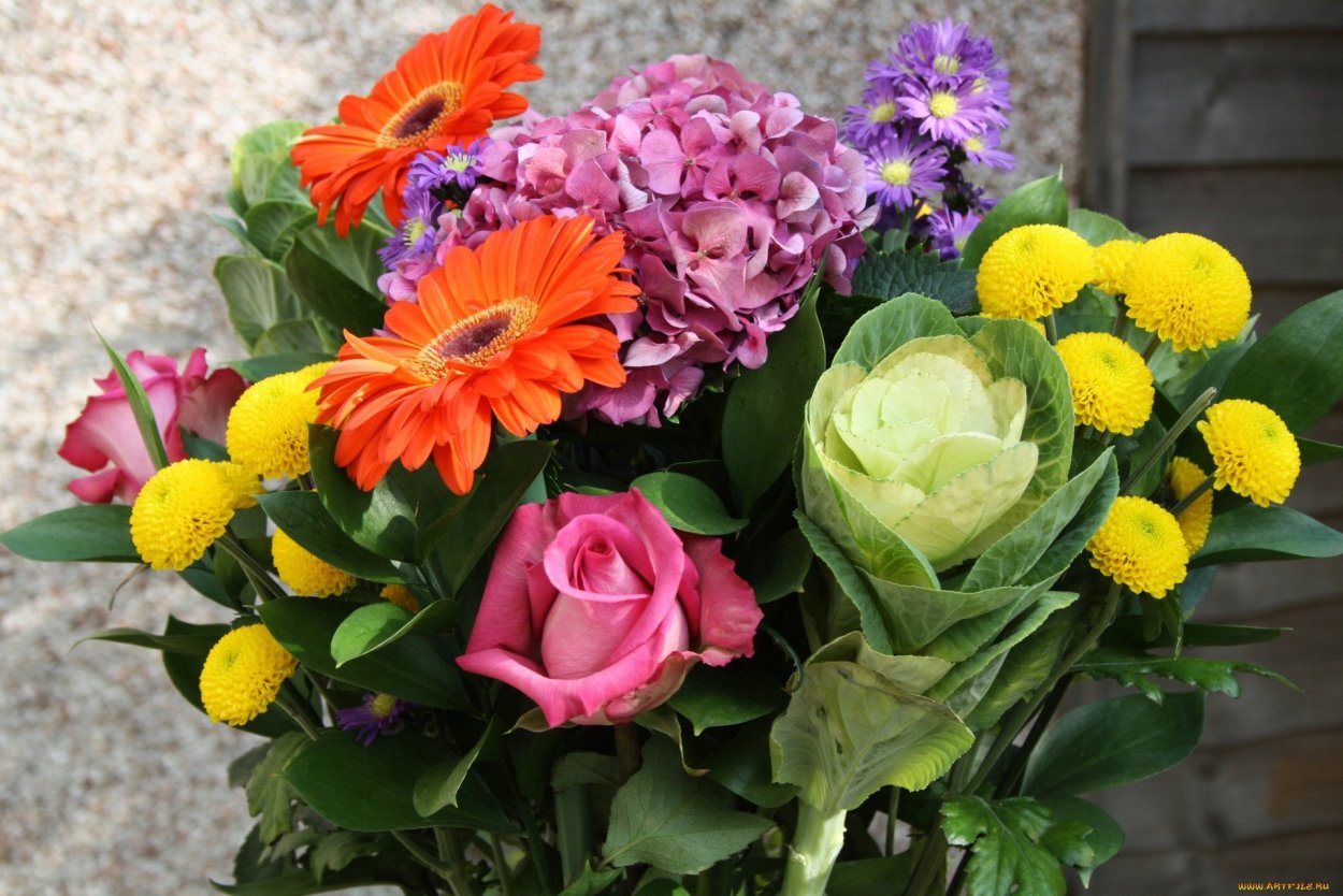 Букеты из цинии и бархатцы