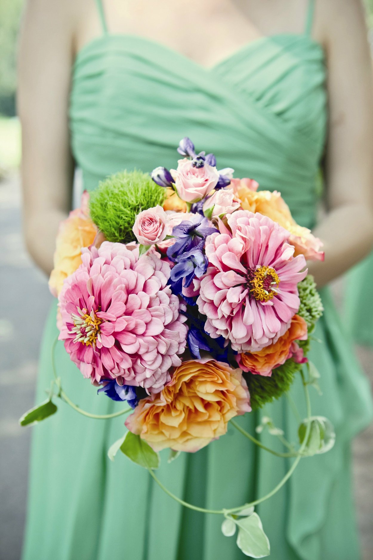 Цинии в букете невесты