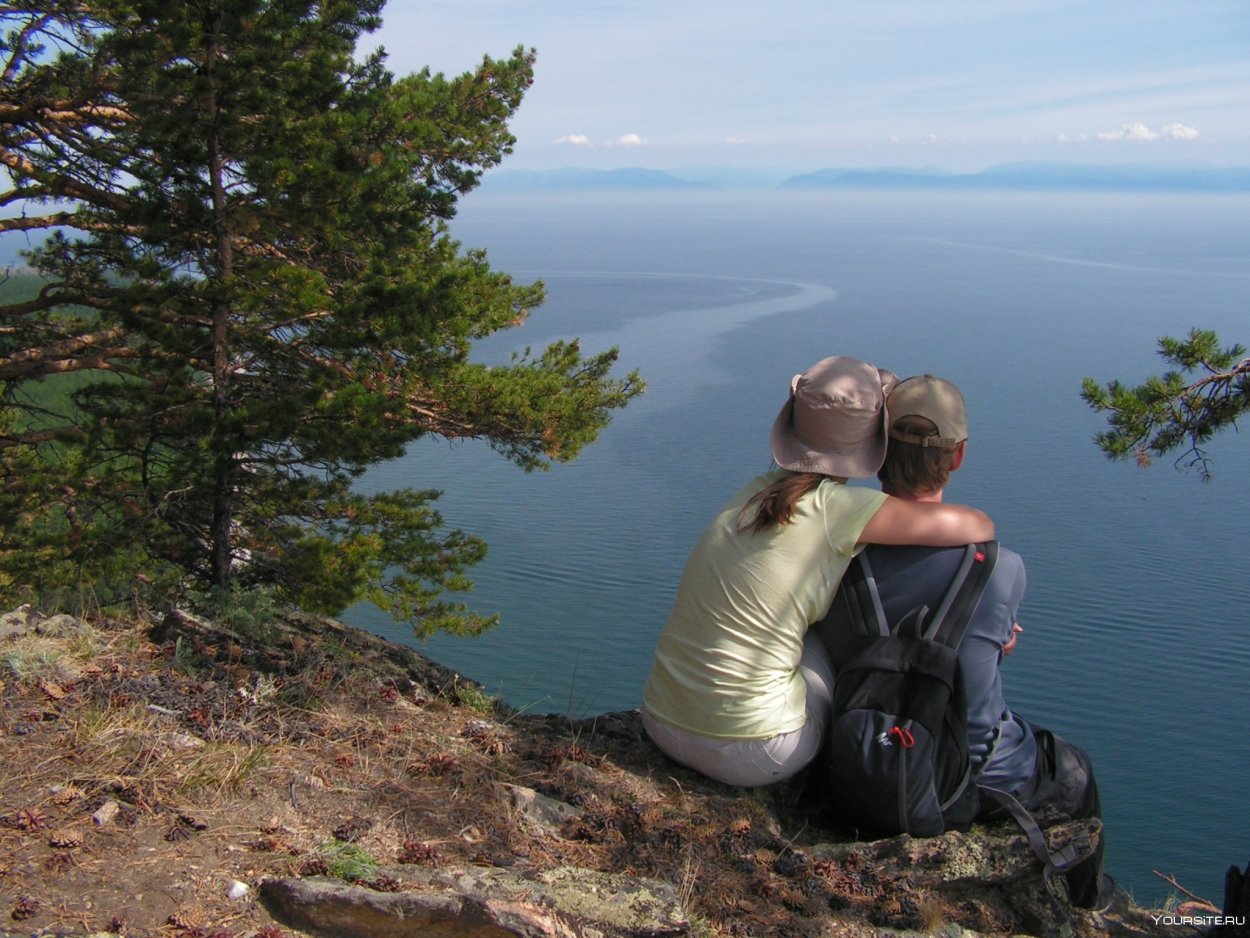 Люди лежат на льду Байкала