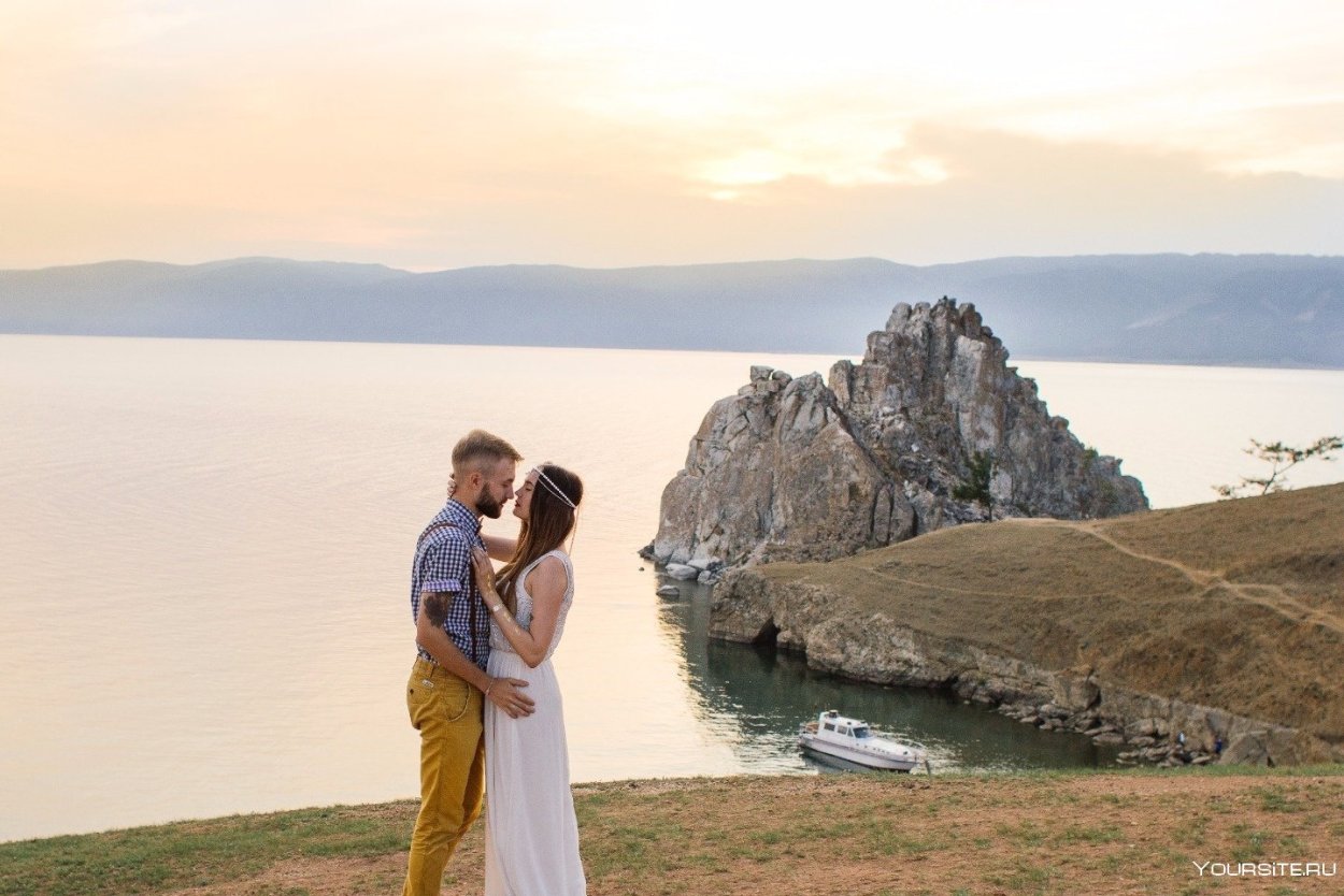 Девушка на Байкале летом