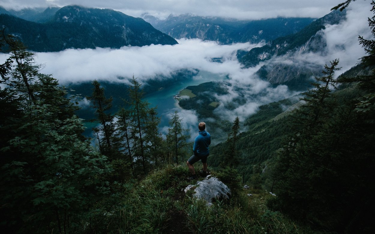 Красивая девушка в горах