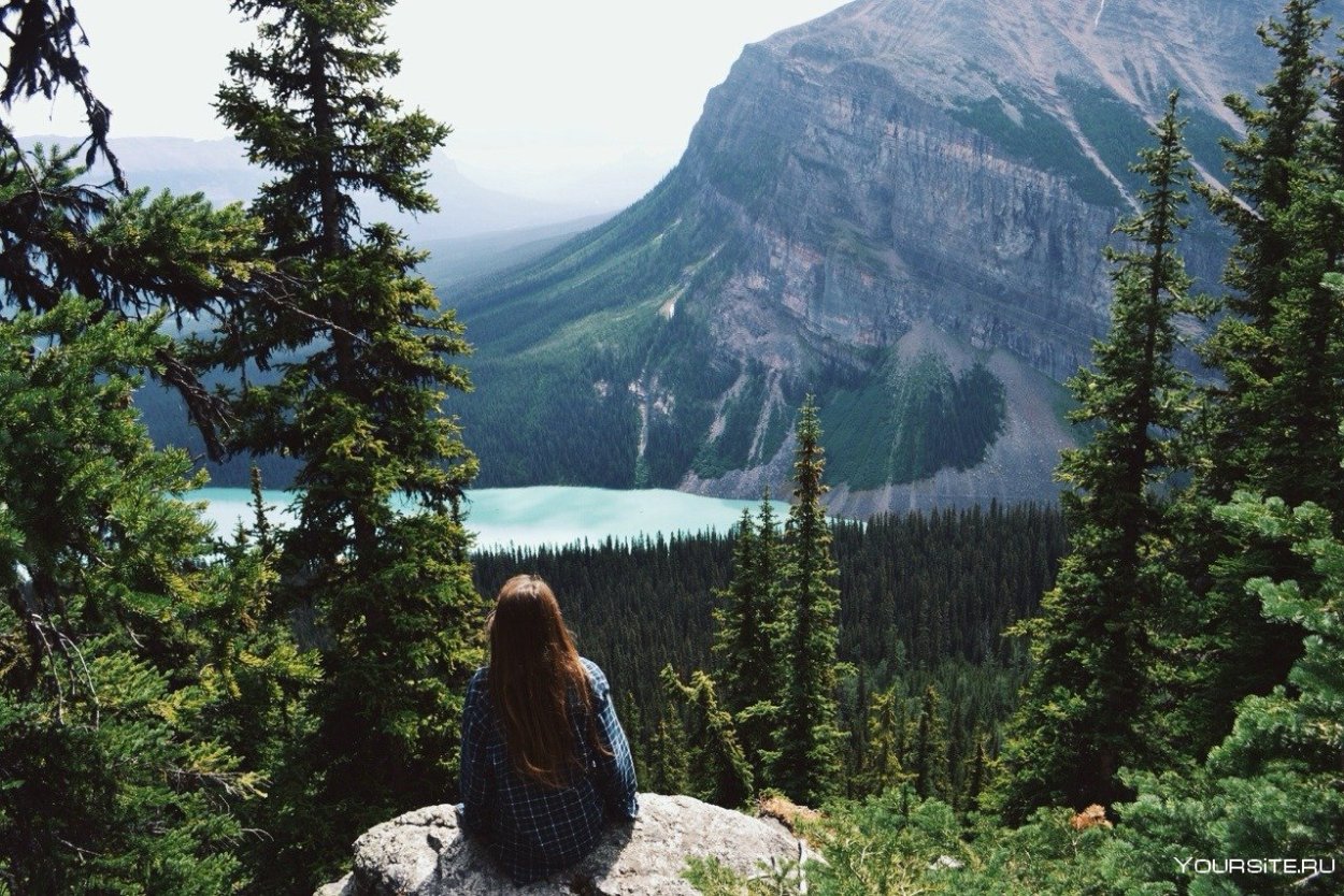 Девушка на коне в горах