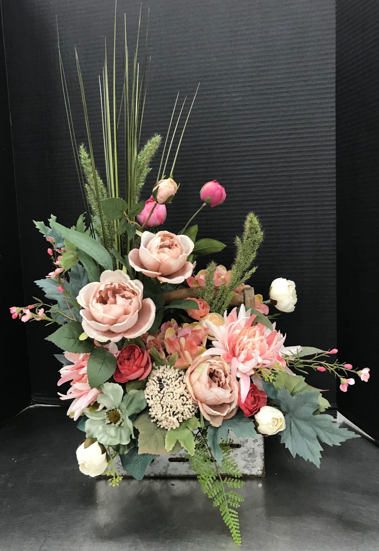 Розы с солидаго