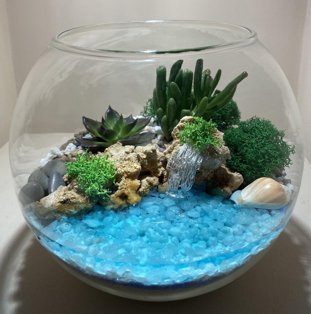 Флорариум с суккулентами и водопадом