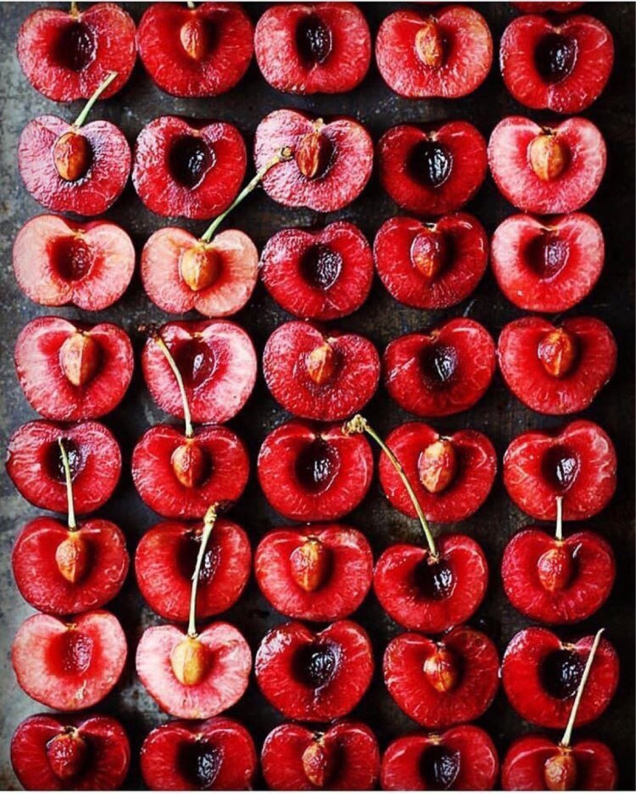 Девушка с вишенкой