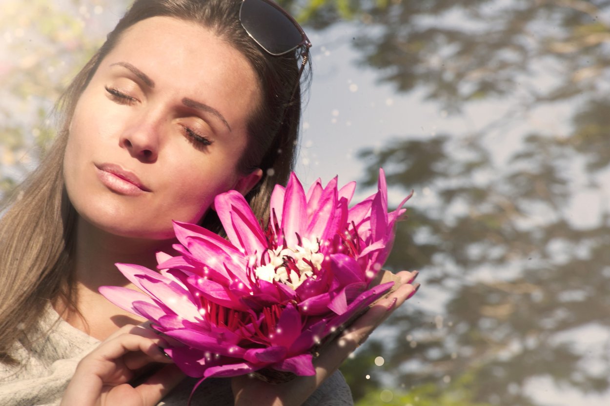 Девушка с лотосом