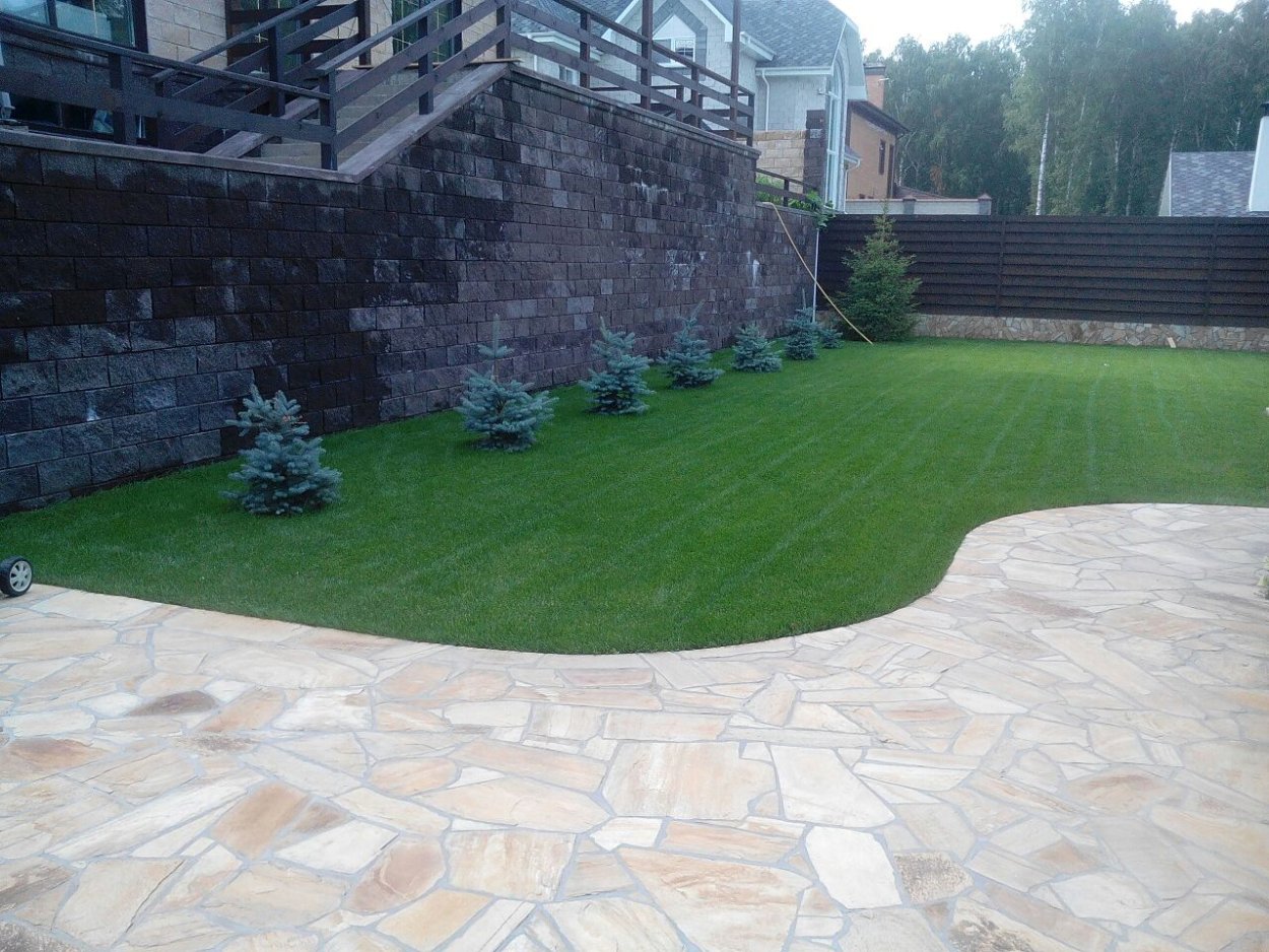 Отмостка с газоном