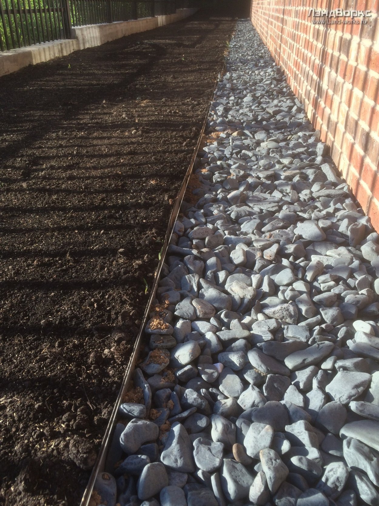 Мягкая отмостка с газоном