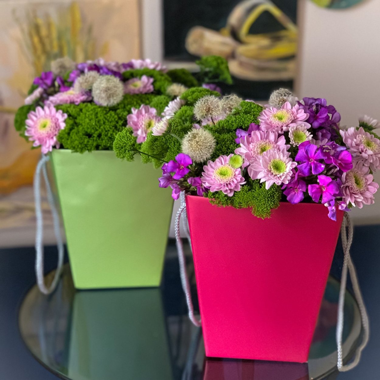 Композиция из цветов в высокой коробке