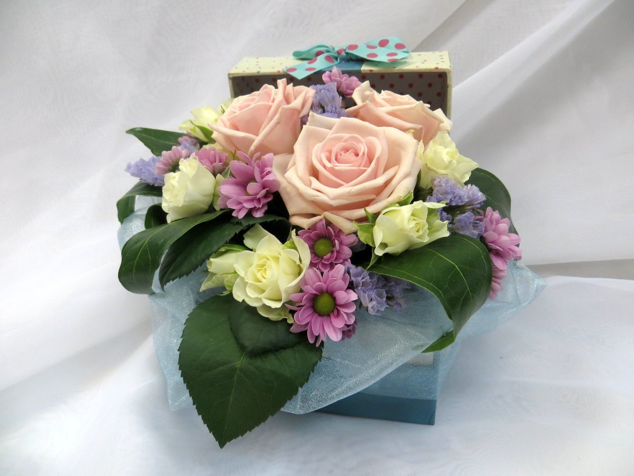 Композиция цветов в коробке