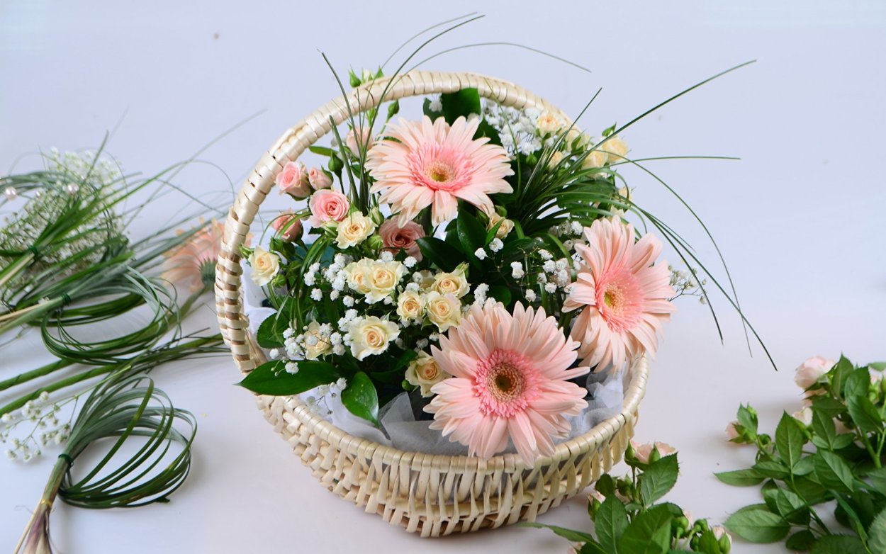 Цветы и пирожные в коробке