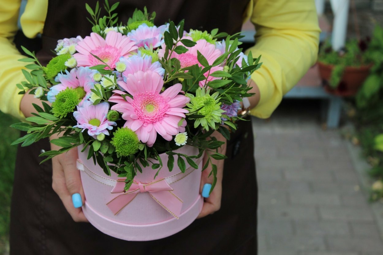 Букет цветов в коробке на столе