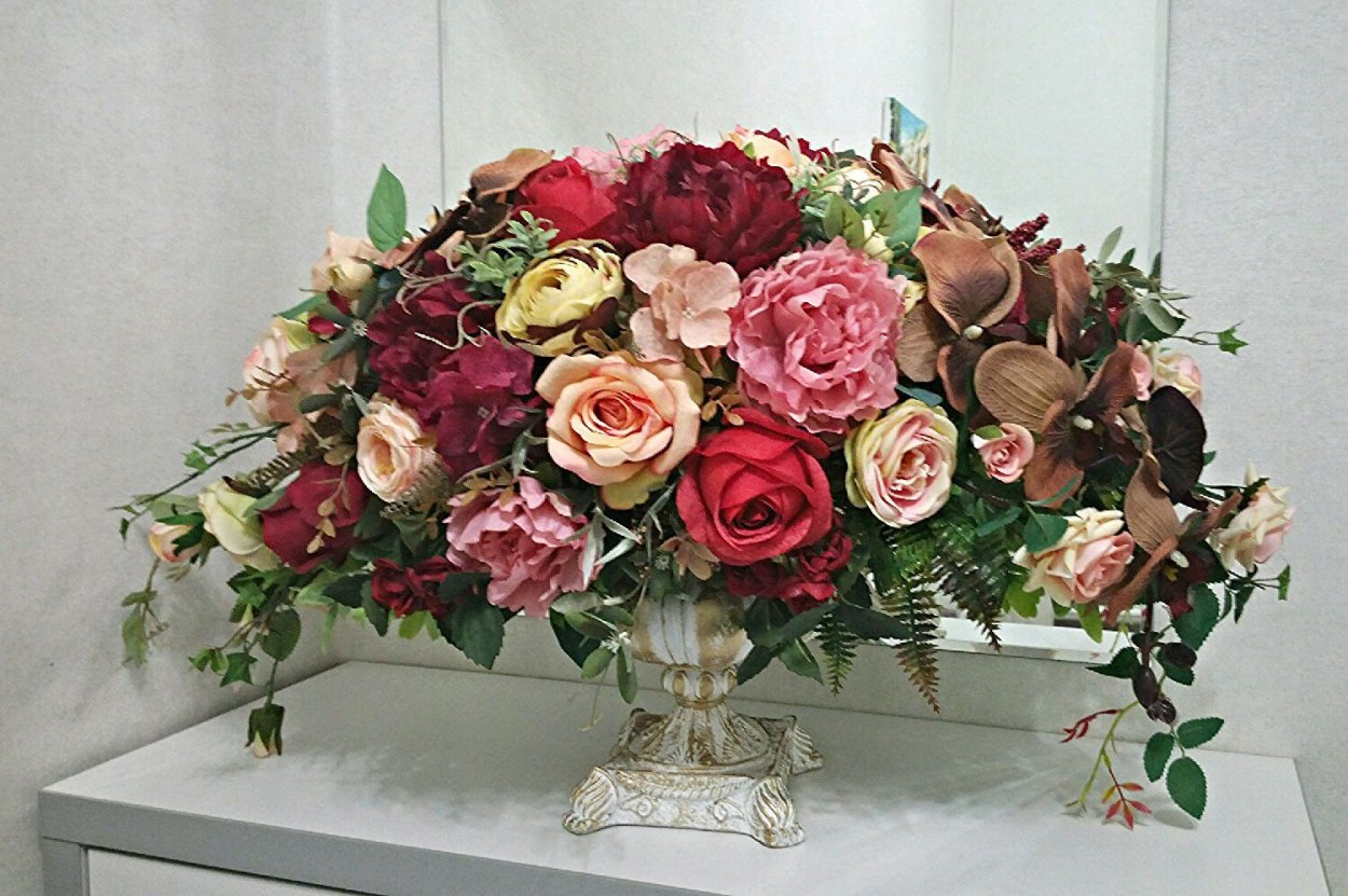 Композиция из искусственных пионов