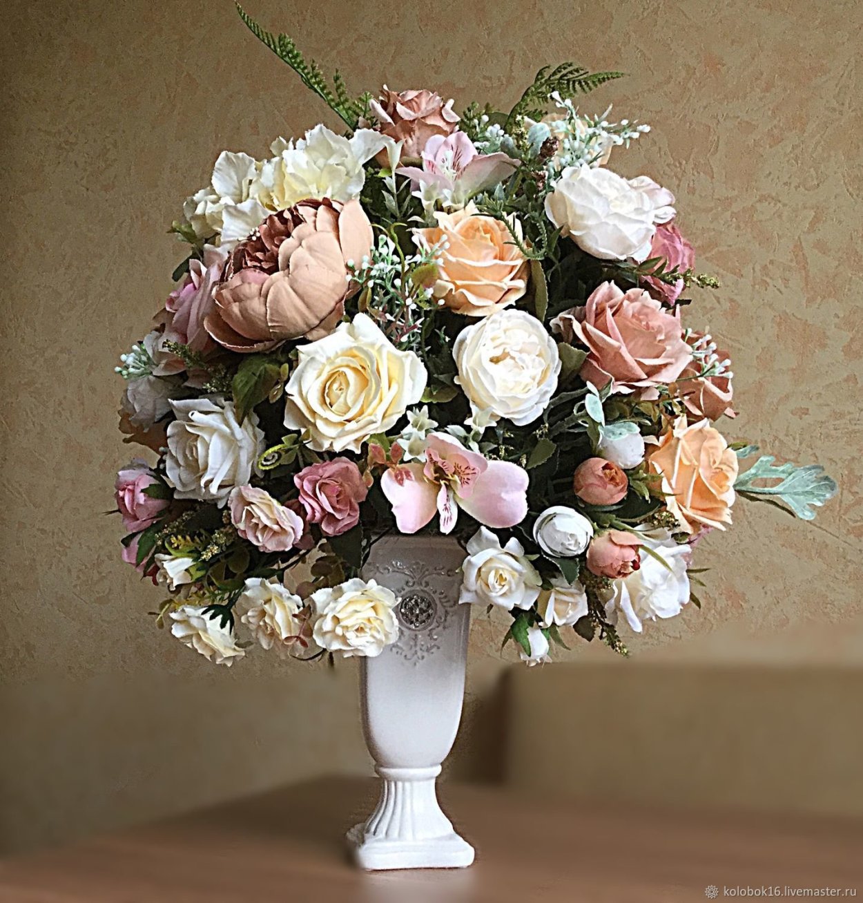 Композиции из искусственных цветов