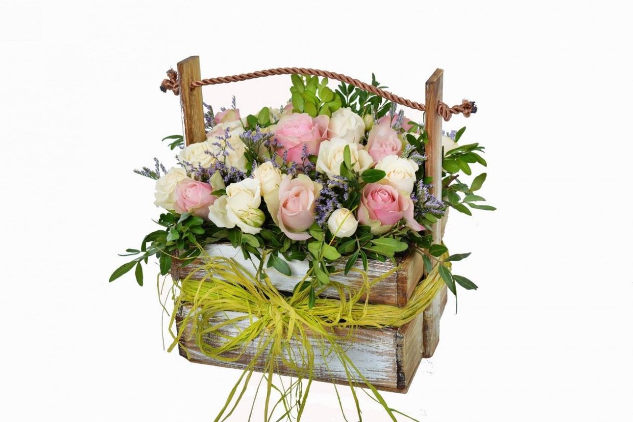 Композиция в деревянном ящике