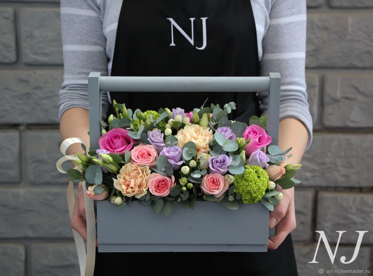 Композиция из цветов в сумочке