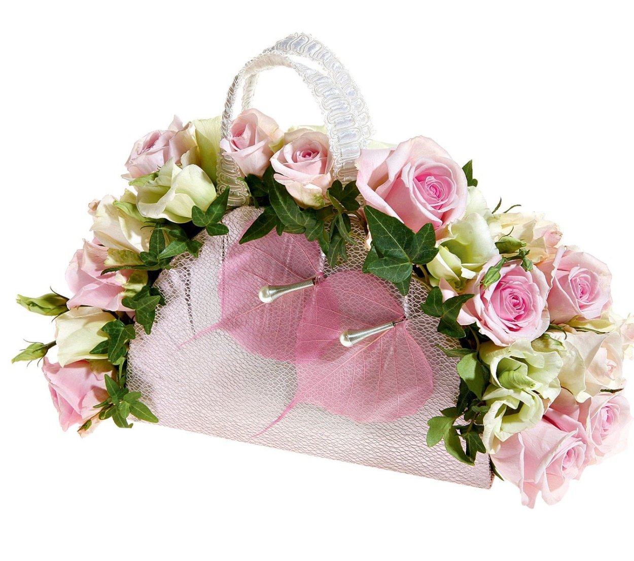 Композиция из цветов в прозрачной сумочке