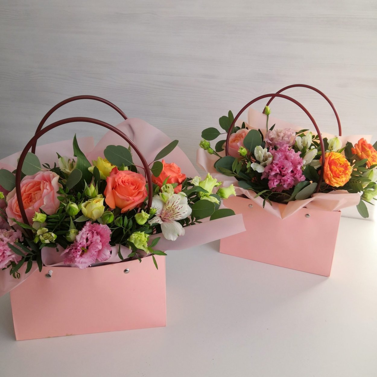 Композиция из цветов в сумочке