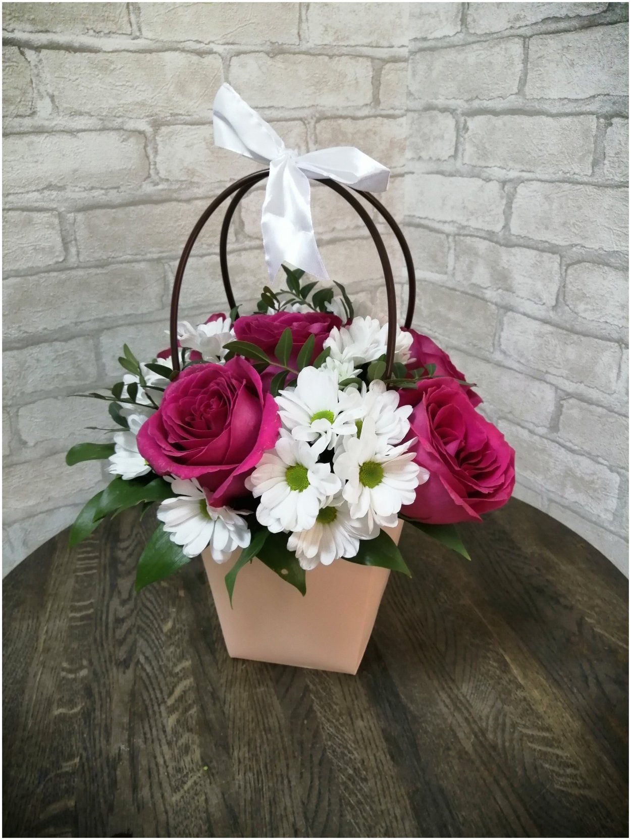 Цветы в сумочке композиция