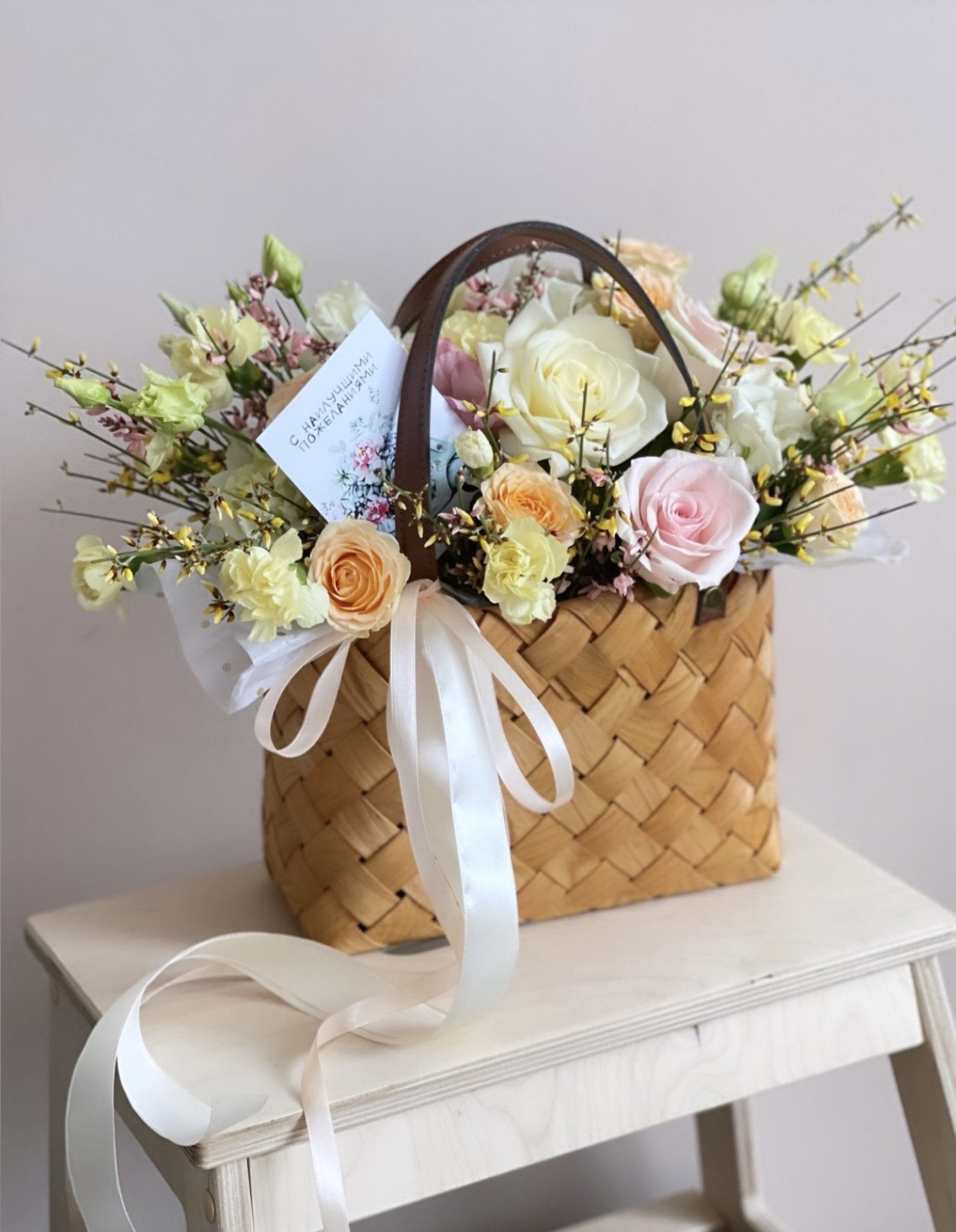 Композиция в сумочке из живых цветов
