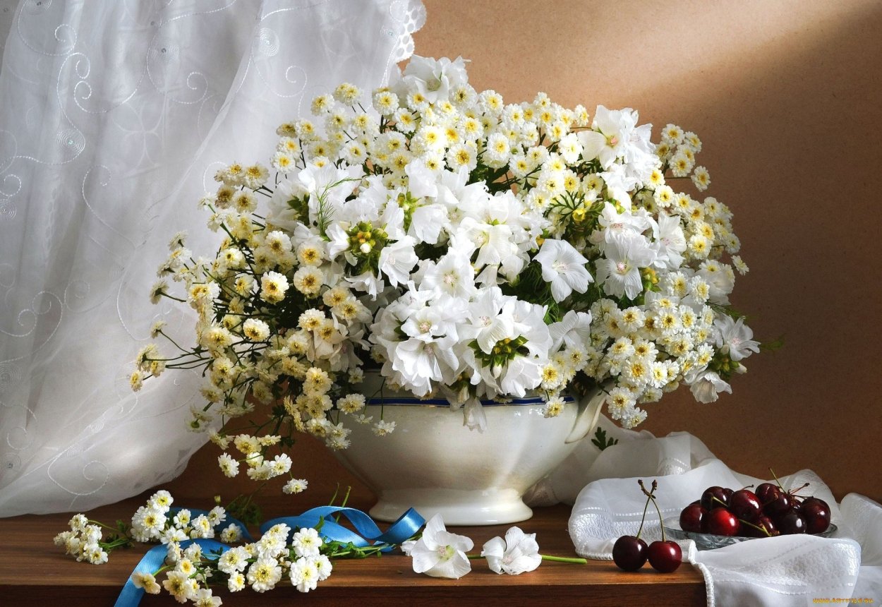 Букет ромашек на столе