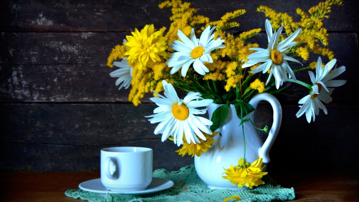 Натюрморт с ромашками и чашкой