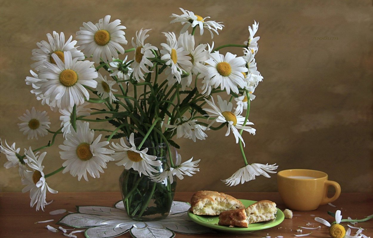 Чашки и ромашки в вазе