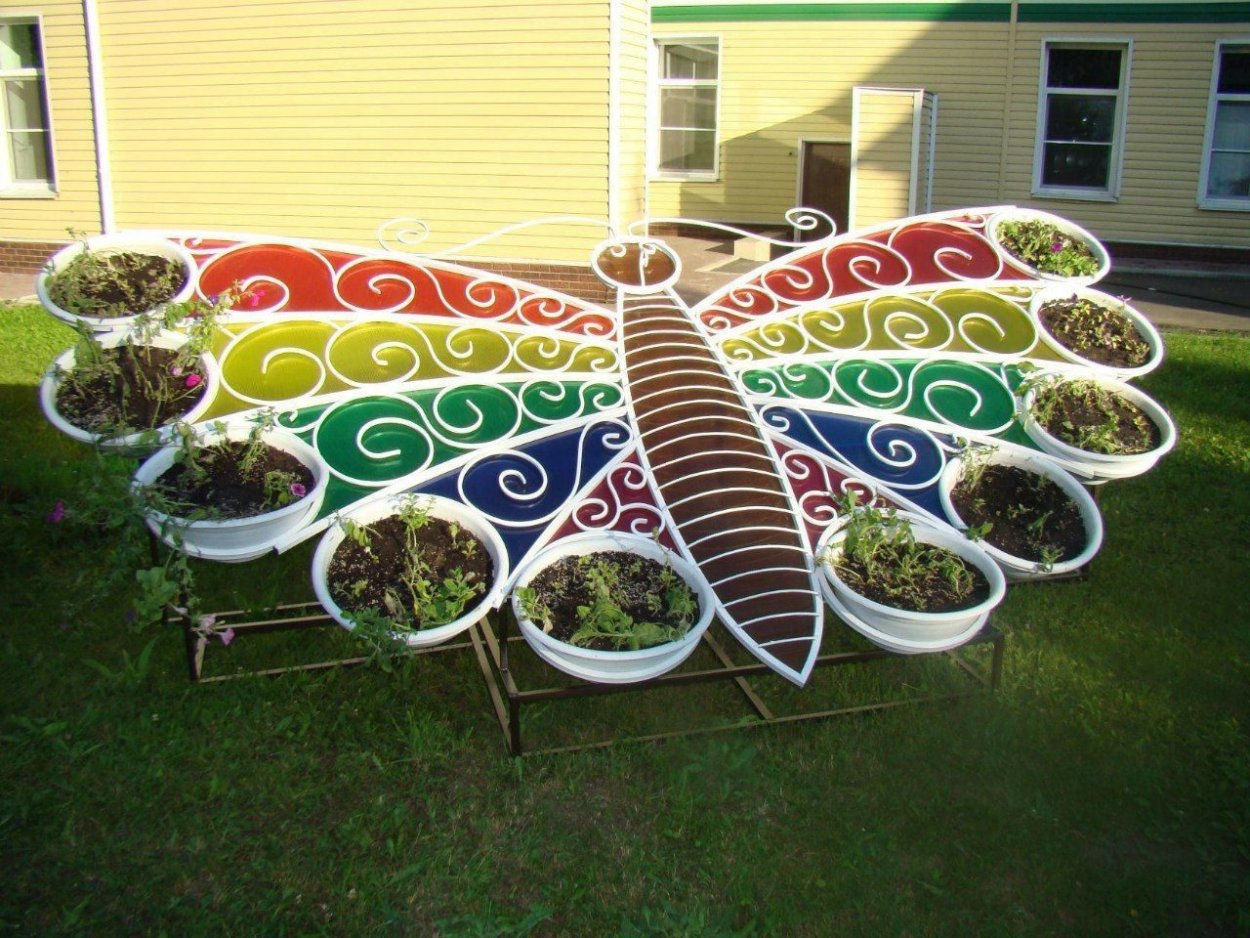 Клумба в виде бабочки