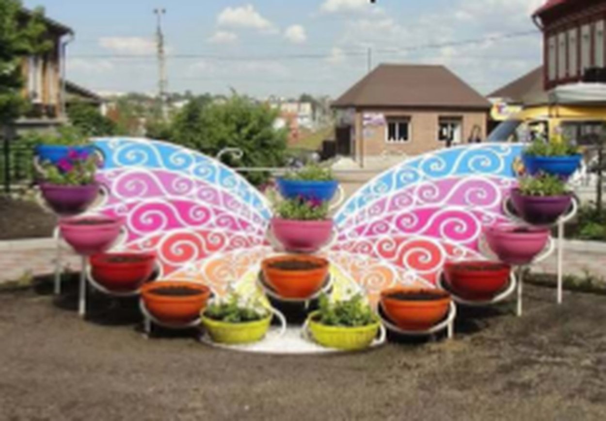 Клумба в виде бабочки