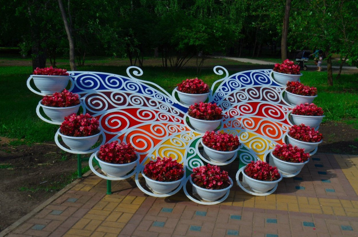 Клумба бабочка