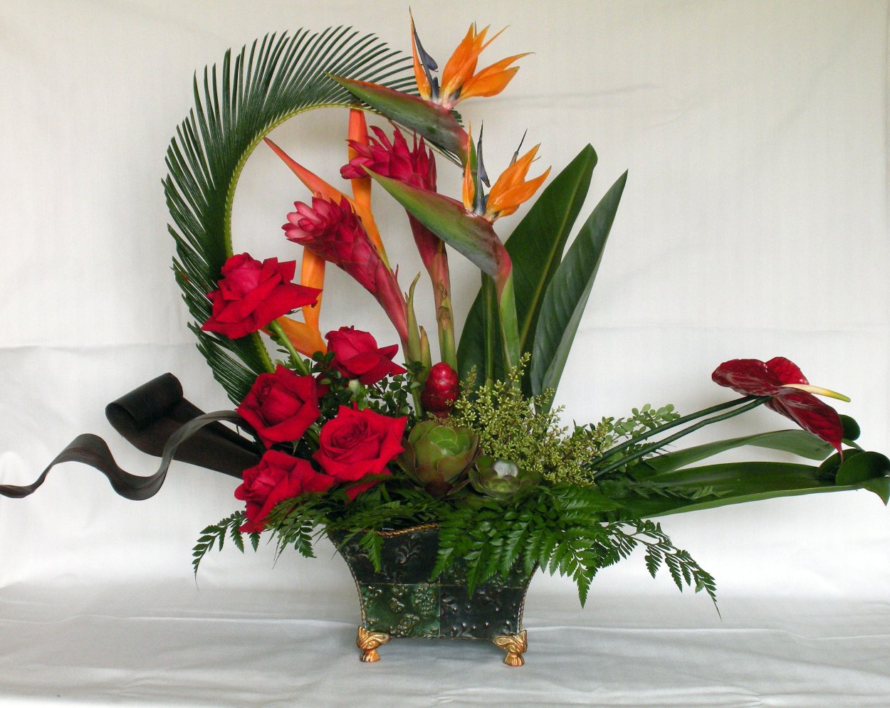 Икебана из живых цветов