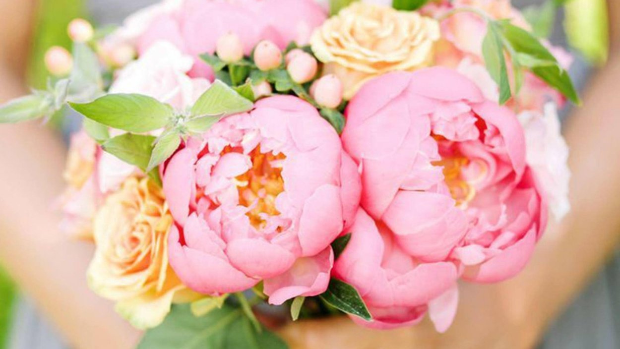 Букет с пионами